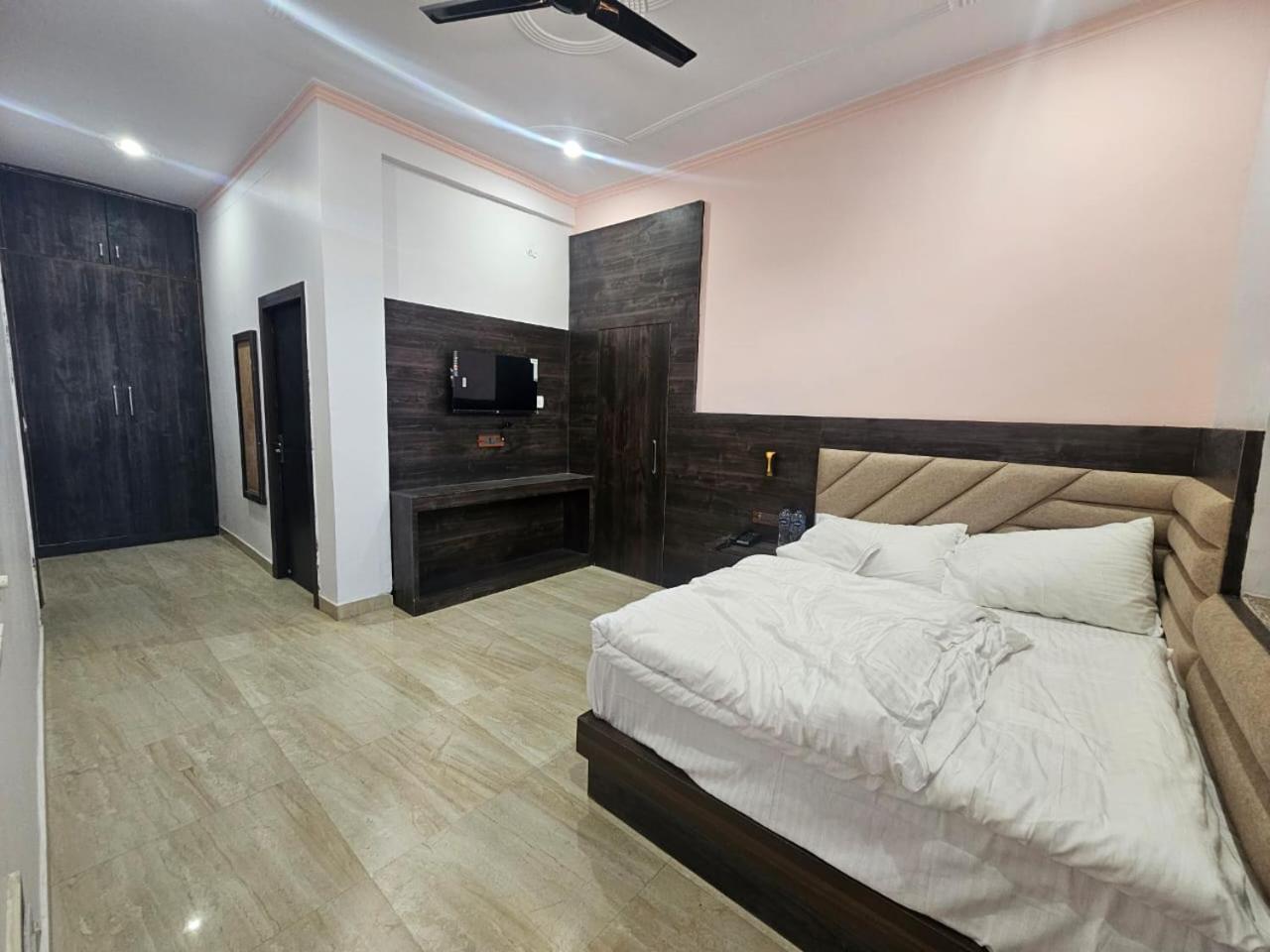 Hotel Shri Krishna Divine Dham Mathura Exterior foto