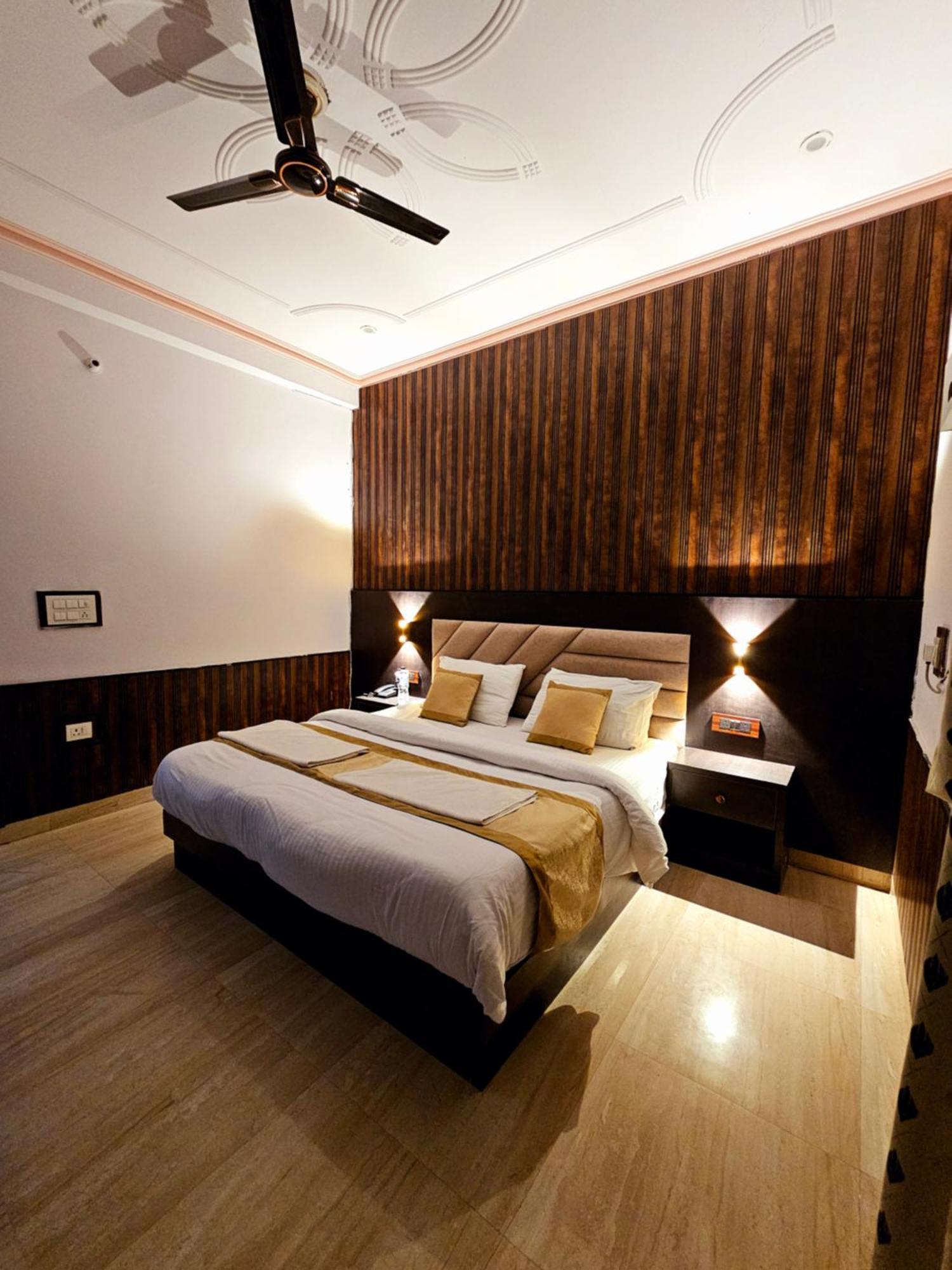 Hotel Shri Krishna Divine Dham Mathura Exterior foto