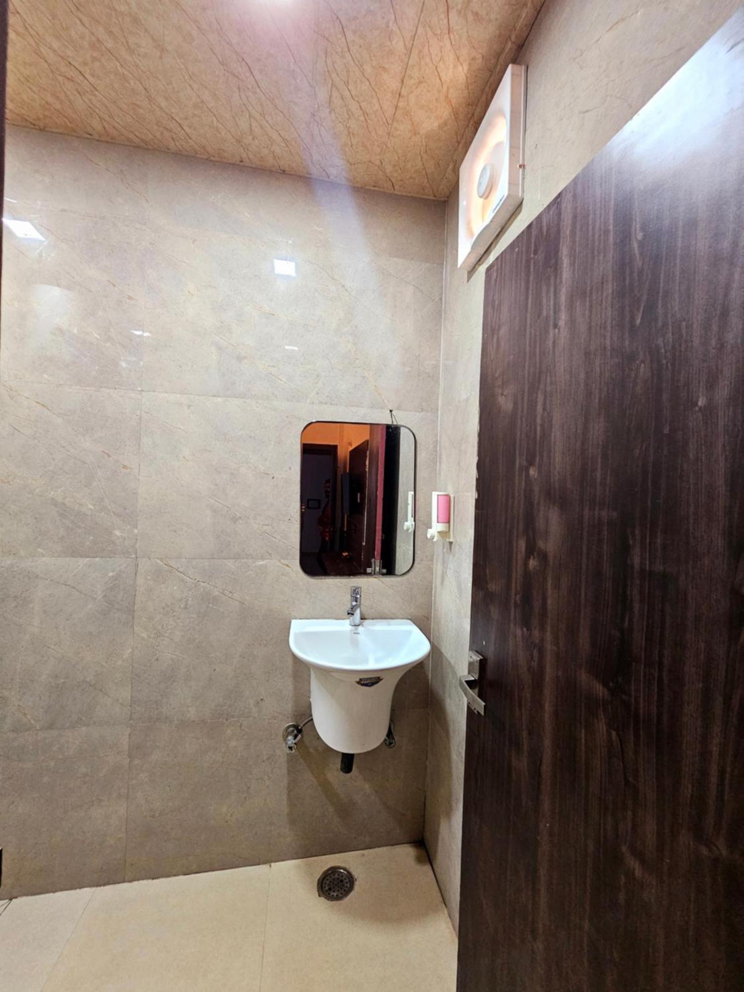 Hotel Shri Krishna Divine Dham Mathura Exterior foto